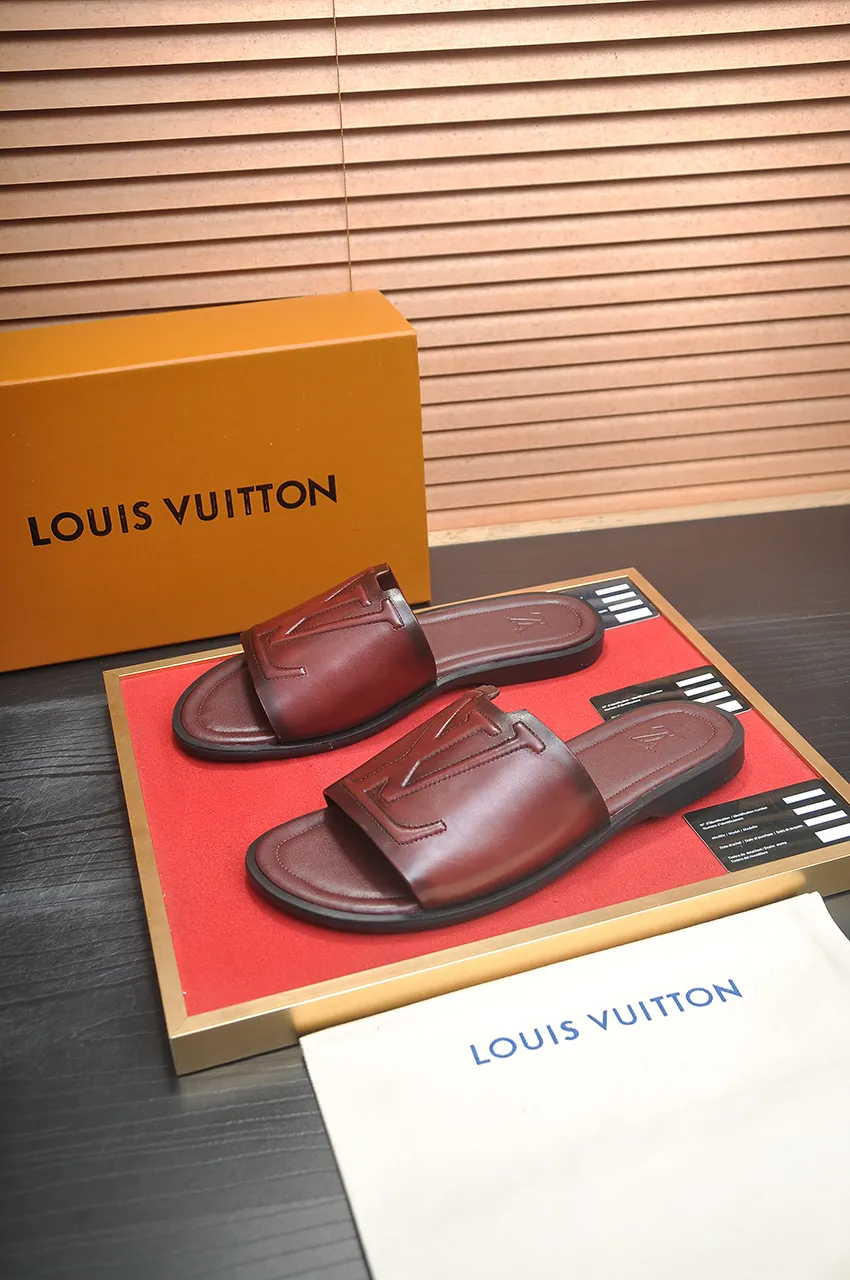 Men's shoes 💰360💶 [Louis Vuitton LV slippers] (high-end cowhide) counter 1:1 fashion style, a must-have for summer! The designer used LV’s iconic outsole. The original simple slippers instantly become fashionable! The upper is made of flexible special cowhide leather straps alternately, and the workmanship is exquisite! A must-have for stylish men in summer, size 38-46 (45 46 customized)